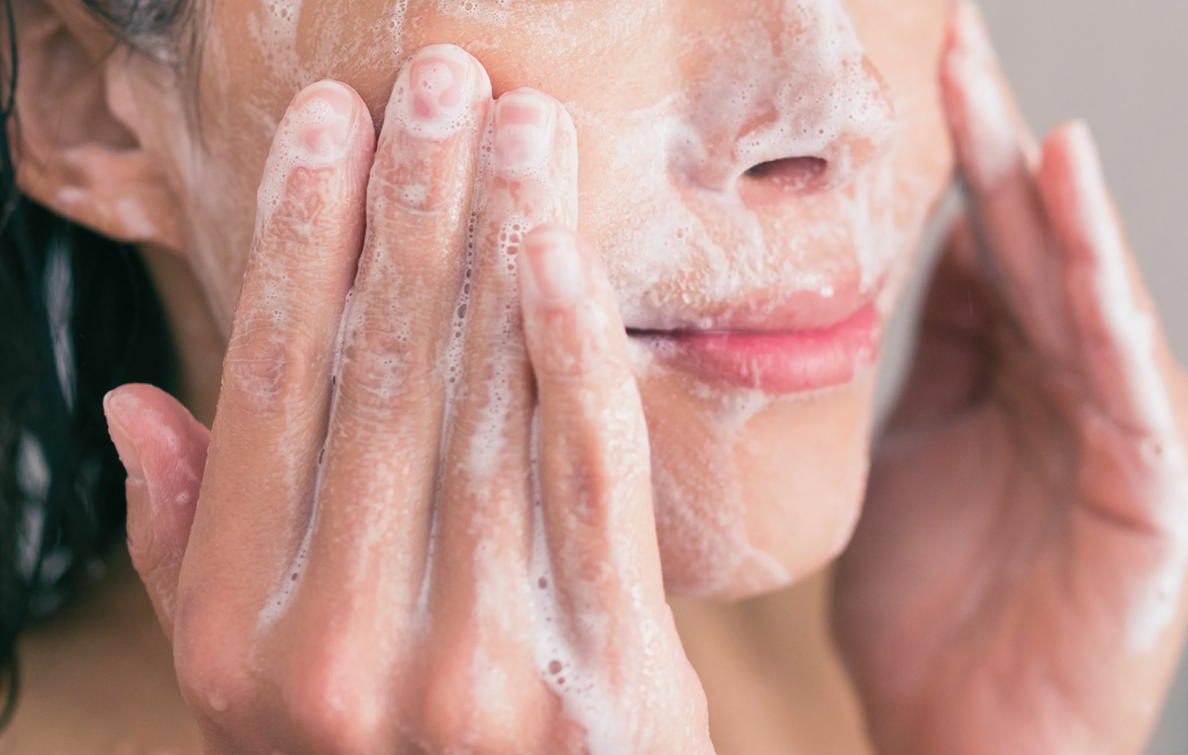 Очищение лица пенкой. Источник фото dolyame.ru