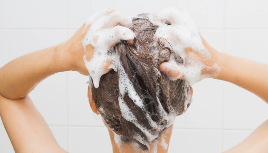 Мытье головы шампунем. Источник фото kasheloff.ru