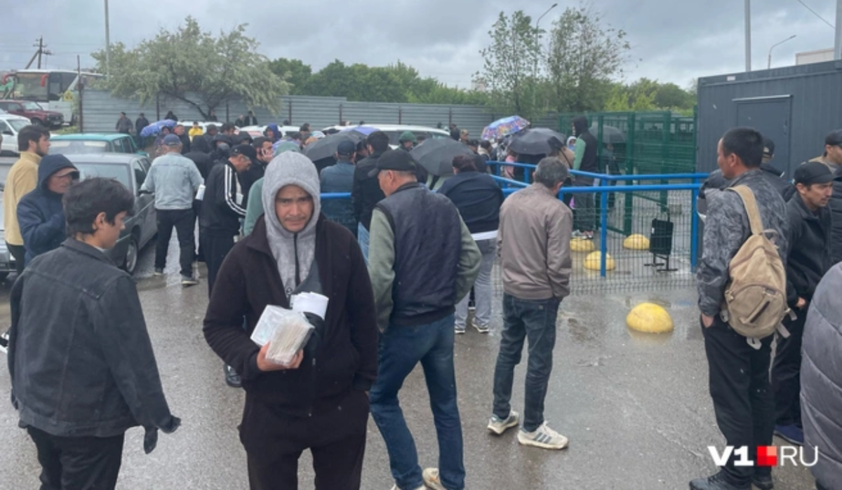     Мигранты. Источник: v1.ru Автор фото: Илья Воробушкин / V1.RU