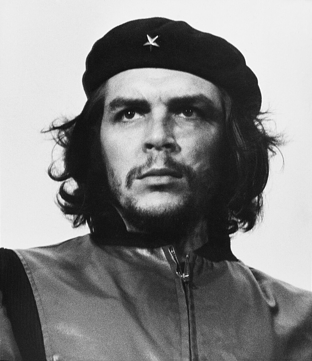 Снимок кубинского фотографа Альберто Корда, сделанный 5 марта 1960 года в Гаване на митинге памяти жертв взрыва теплохода «Ля Кувр». Этот кадр стал каноническим портретом знаменитого команданте Че