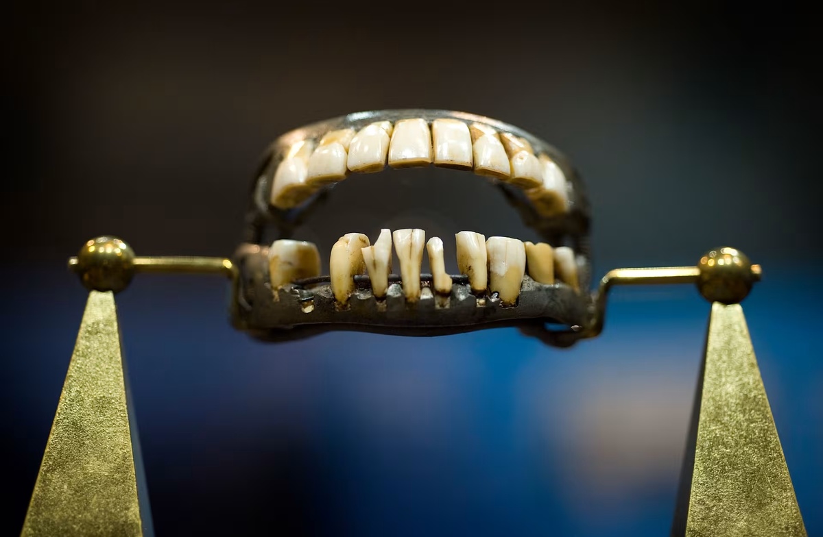 Полный комплект зубных протезов, изготовленный из свинца, человеческих зубов, коровьих зубов и слоновой кости.