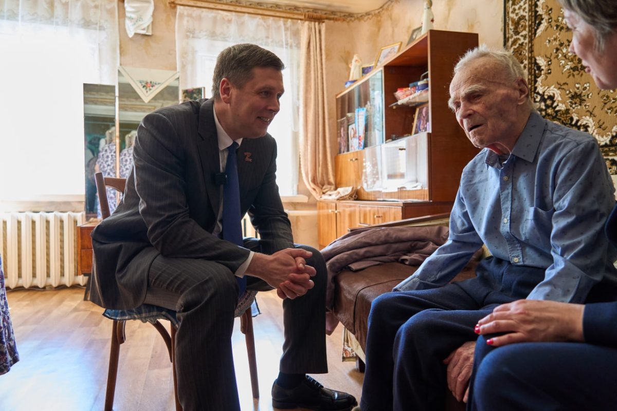    Андрей Гнеушев навестил ветерана Великой Отечественной войны Михаила Ивановича Тарасова из Перевозского округа