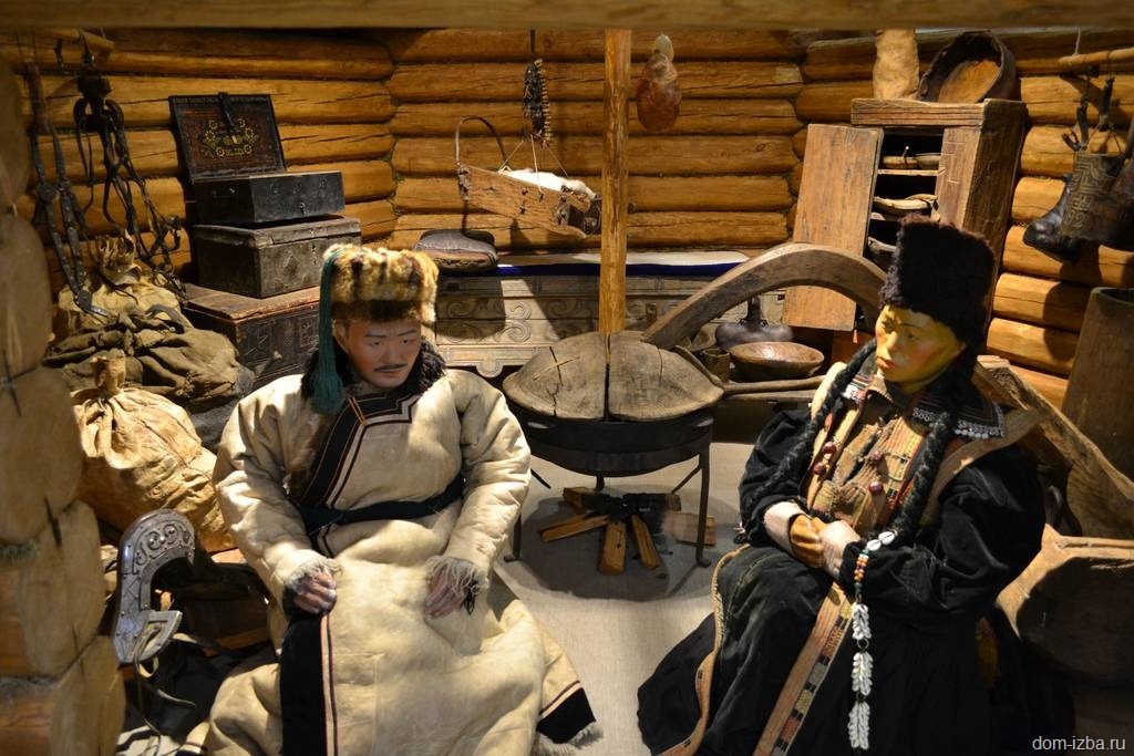    Внутреннее убранство традиционного алтайского срубчатого аила. В центре над очагом — шурум, для перегонки чегеня в араку admin