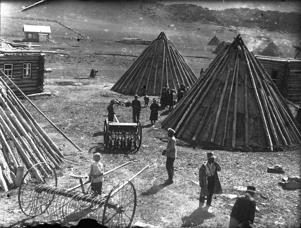    Конические аилы покрытые древесной корой до сих пор используются в качестве летней кухни    
в некоторых алтайских деревнях рядом с современными домами admin