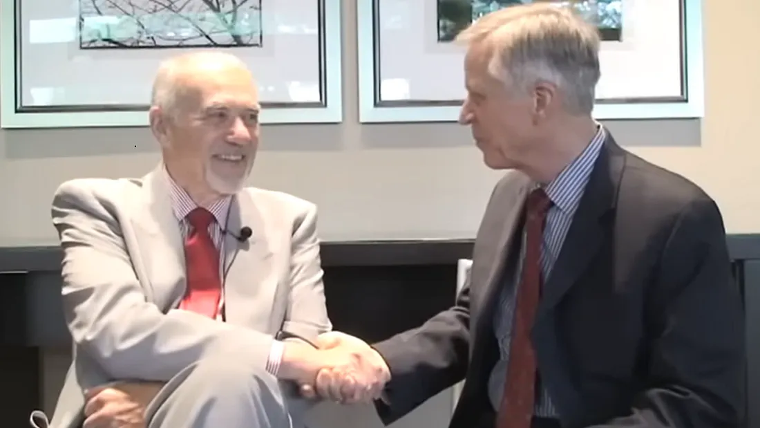 Фото: доктор Ллойд Руди слева и доктор Майк Биллиган справа (в чёрном костюме)