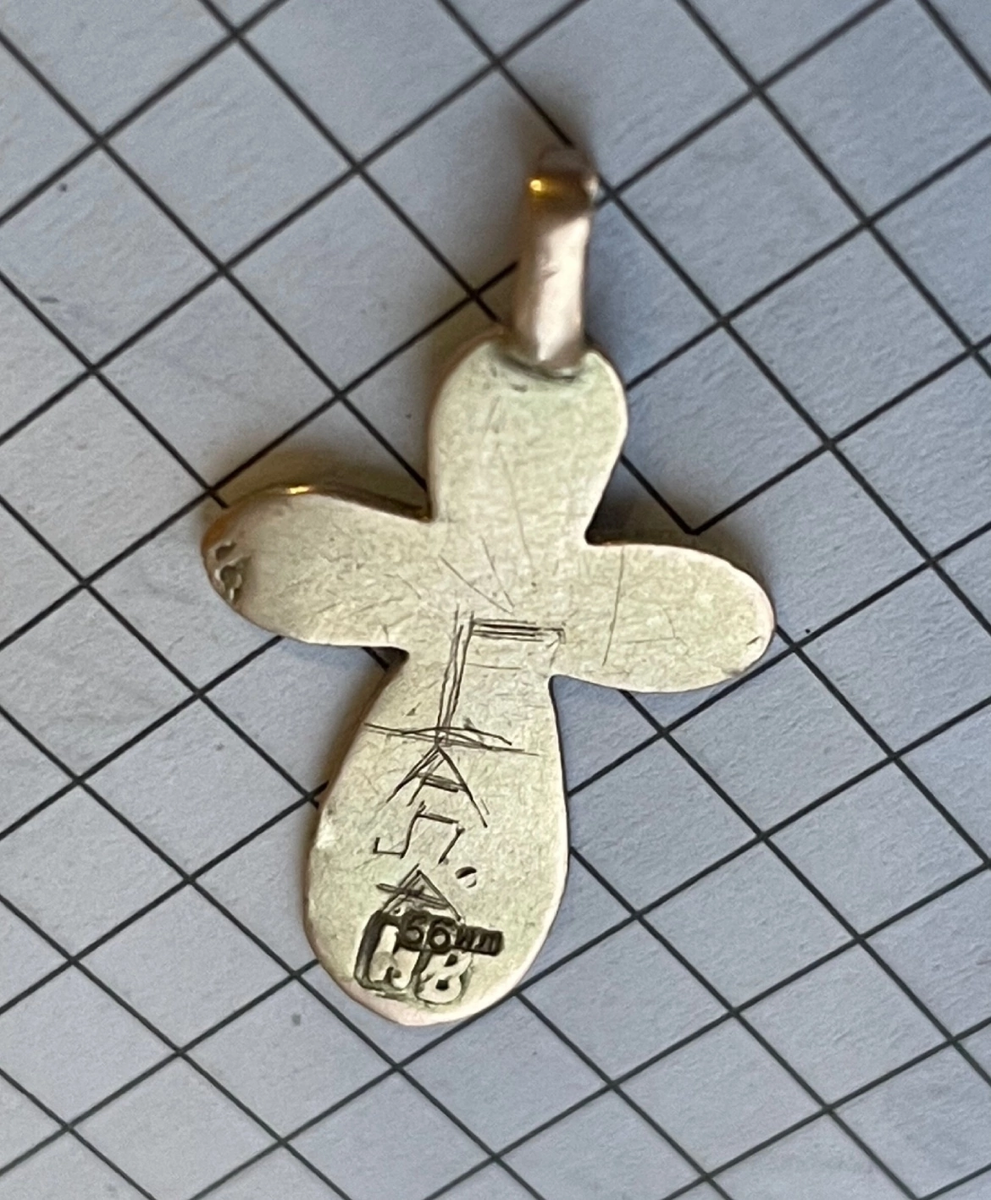 Дизайн, цвет, иной вид клейм а так же самодельная гравировка указывают на царское происхождение находки👌