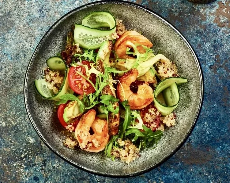 Если вы ищете вкусный, лёгкий и полезный салат с авокадо и креветками, обязательно попробуйте этот рецепт. Он идеально подойдёт для тех, кто придерживается ПП (правильного питания), следит за фигурой или просто любит сочетание морепродуктов и свежих овощей. Авокадо на гриле приобретает насыщенный ореховый вкус, а креветки придают салату пикантность и нежность.