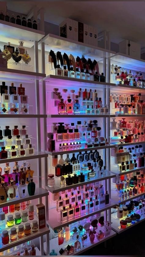 Красивая витрина парфюма .