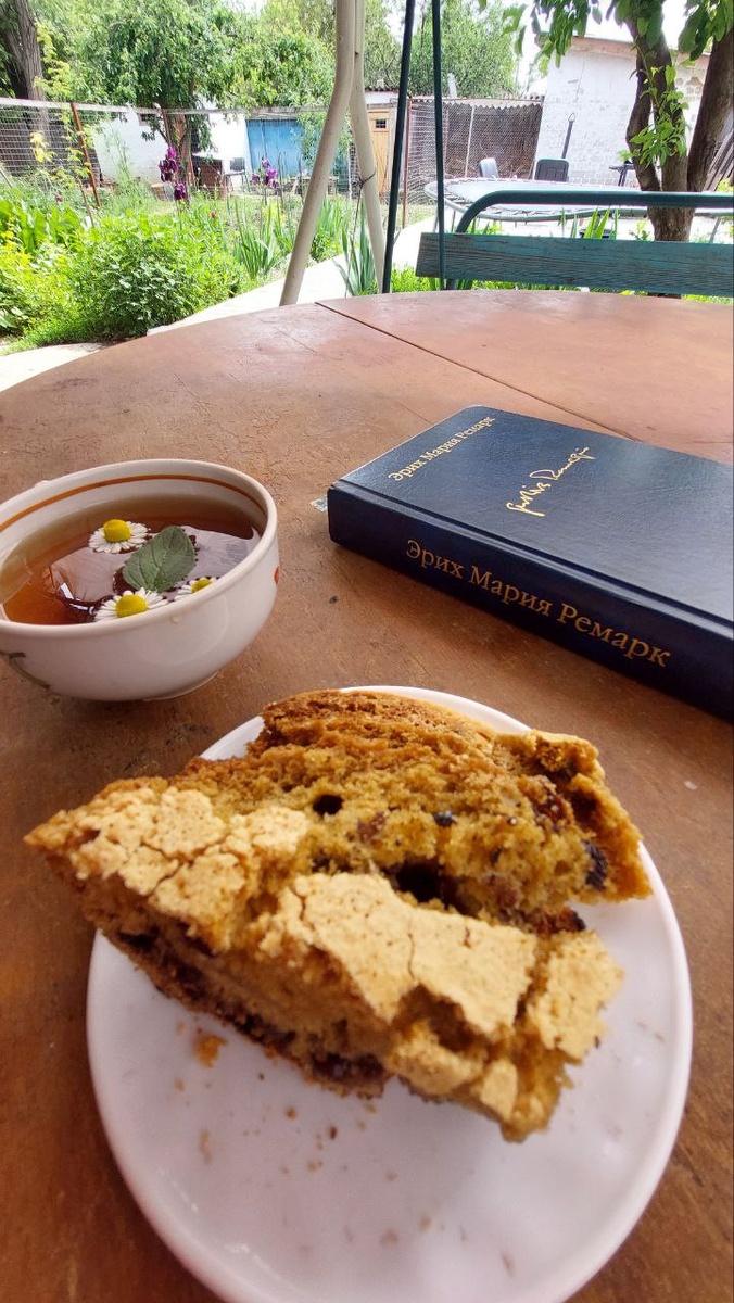 С чайком и книжкой во дворе - самое то!