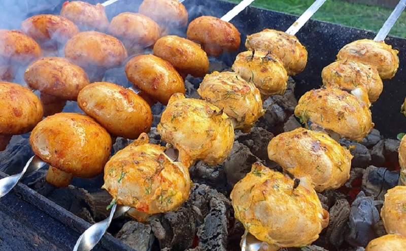Грибы на мангале: шашлык из шампиньонов, который затмит любое мясо
