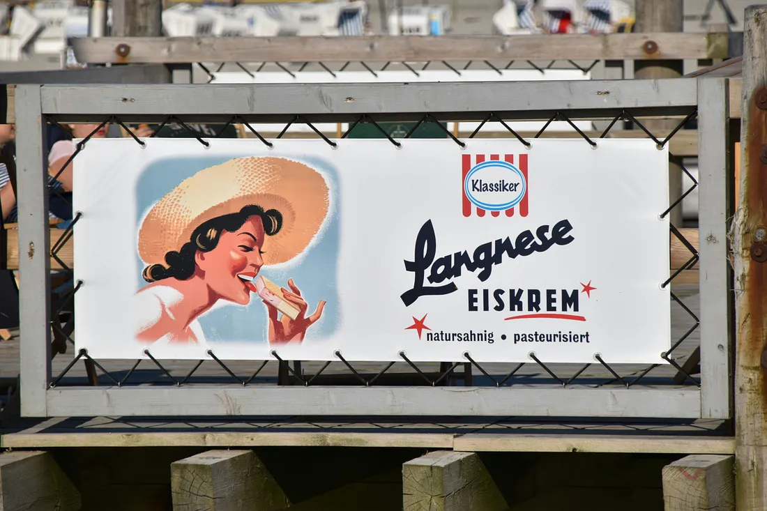 Старая реклама с женщиной, облизывающей мороженое на палочке