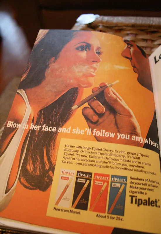 Мужчина выдыхает дым в лицо женщине