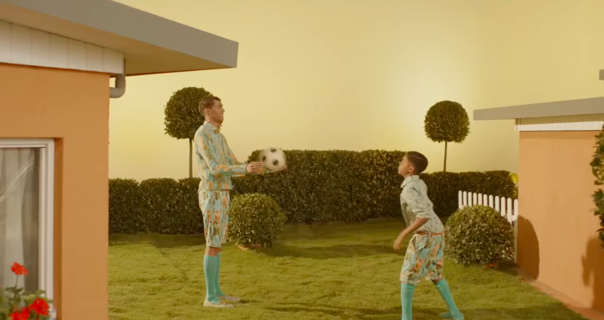 Фото: кадр из клипа Stromae на песню Papaoutai