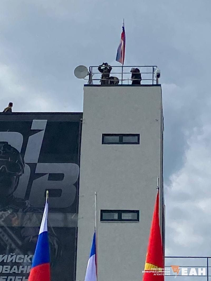    Наблюдатель на башне со специальным биноклем контролировал ситуацию в воздухе для предупреждения дронов