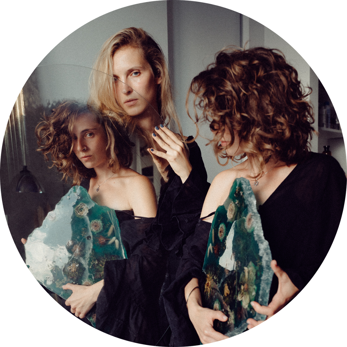    Как создают столы и зеркала из сухоцветов и эпоксидной смолы: история бренда Murky (фото 1)