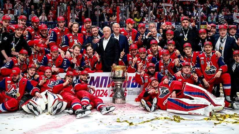     Хоккеисты «Локомотива» после победы в Кубке Гагарина РИА Новости Сергей Бобылев