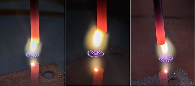 На рисунке: Разряд с металлическим катодом и электролитным анодом. На поверхности воды видно формирование святящихся токовых структур – пример самоорганизации плазмы.