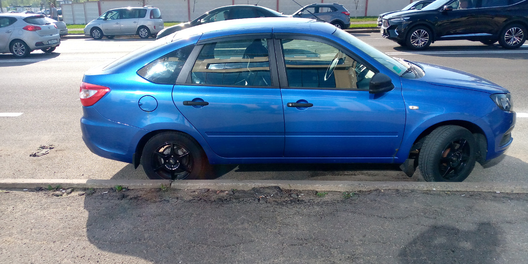 Лада Гранта. Уже поменял бы.., но продавать жалко..!