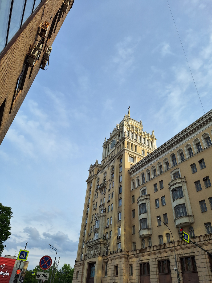 Бывшая гостиница Пекин на Площади Маяковского.