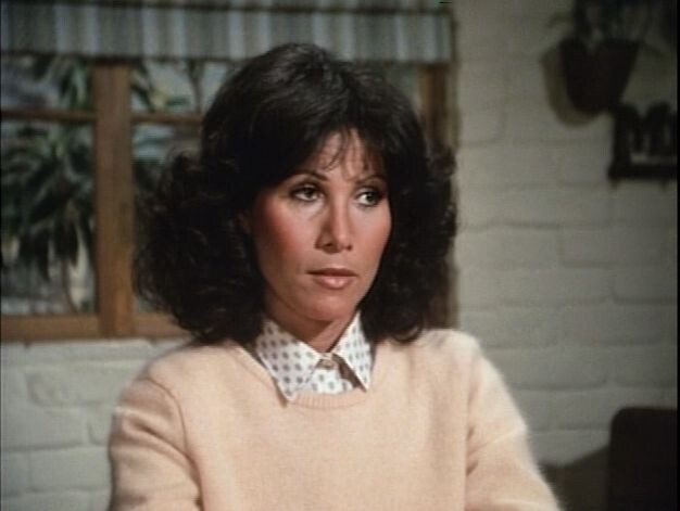 Мишель Ли в роли Karen Fairgate из сериала "Knots Landing" (1979-1993) – ещё одна образцово-показательная домохозяйка