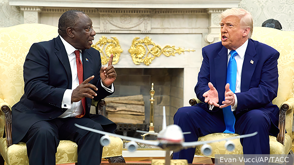     Фото: Evan Vucci/AP/ТАСС   
 Текст: Евгений Крутиков