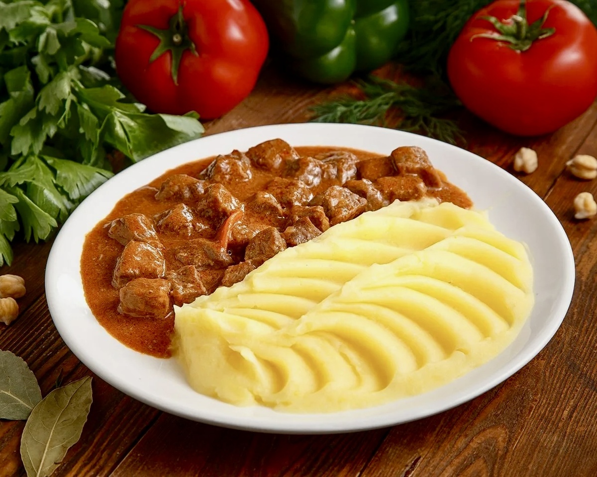 Гуляш — одно из самых любимых горячих блюд в России. Этот наваристый мясной рагу с томатной подливкой и овощами отлично подходит для сытного семейного обеда. Готовится он просто, а получается всегда вкусно и аппетитно. Делюсь своим проверенным рецептом гуляша, который легко повторить дома.