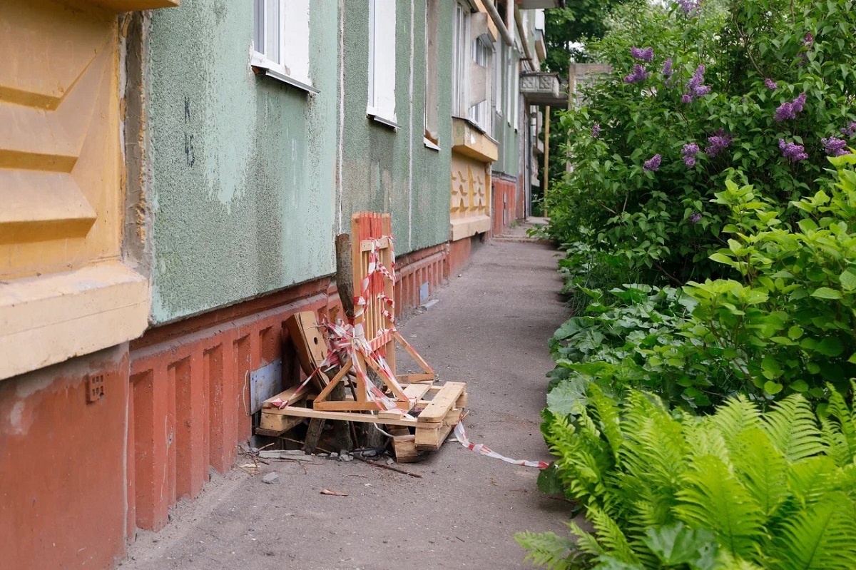    Пока яму просто огородили