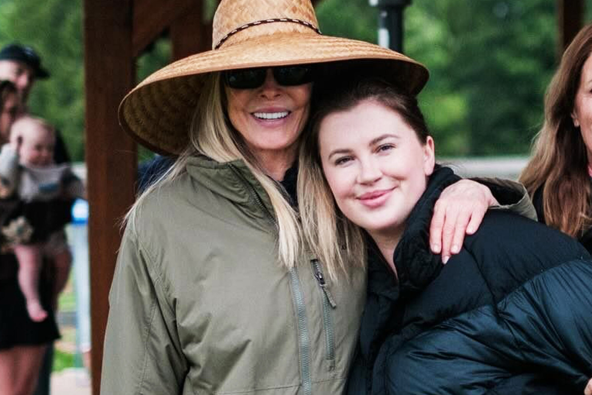     Айрленд Болдуин показала редкие фото с Ким Бейсингер в день рождения дочери