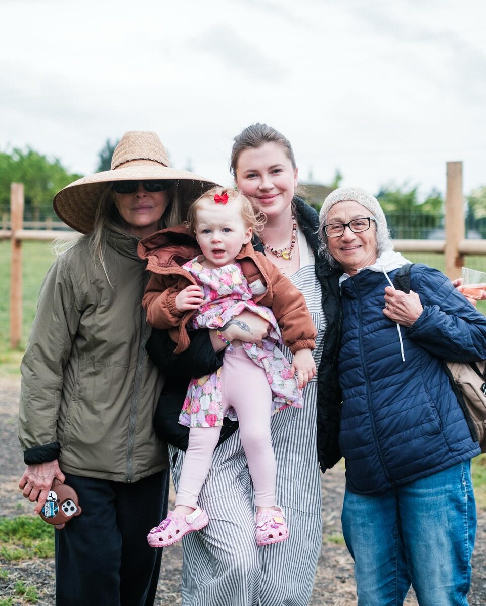    Ким Бейсингер с дочерью и внучкойСоцсети Айрленд Болдуин
