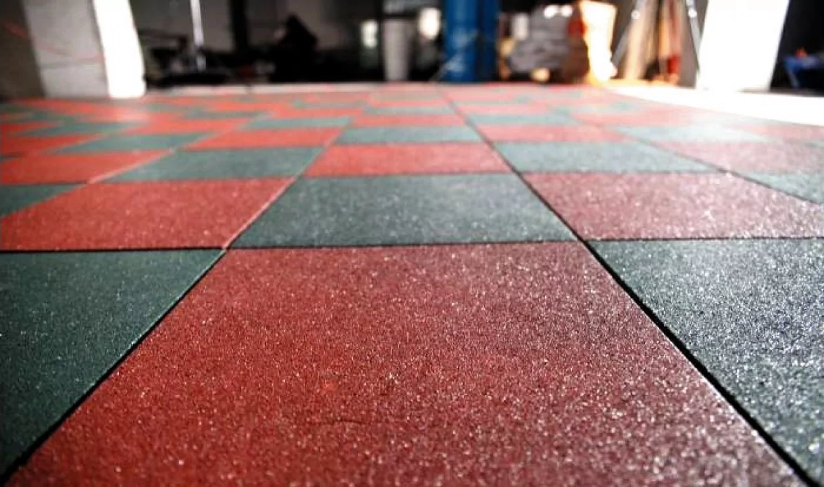 квадратная плитка из резиновой крошки