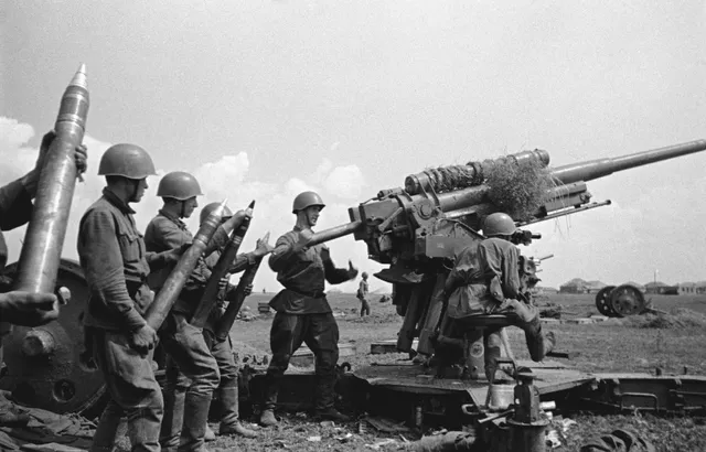 Артиллерийский расчет войск Отдельной Приморской армии Южного фронта ведет огонь по немецким позициям в районе города Одессы в начале сентября 1941 года