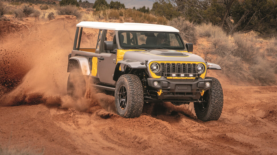 Автомобиль укомплектован внедорожным электроскутером и гамаком.📷Фото: Jeep
