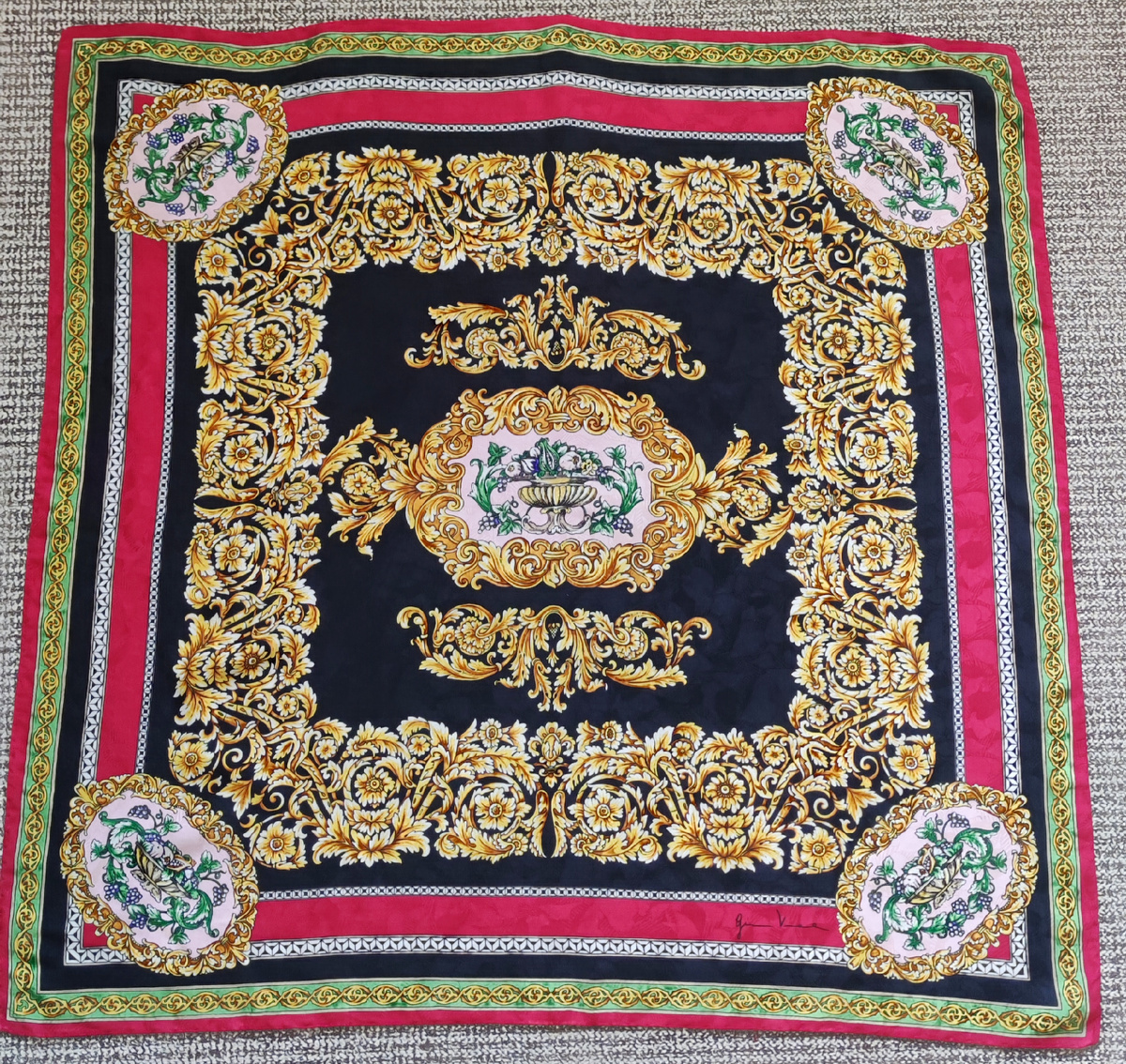 Всё черезчур, какое-то сумасшедшее изобилие и безобразие. Всё как я люблю😁