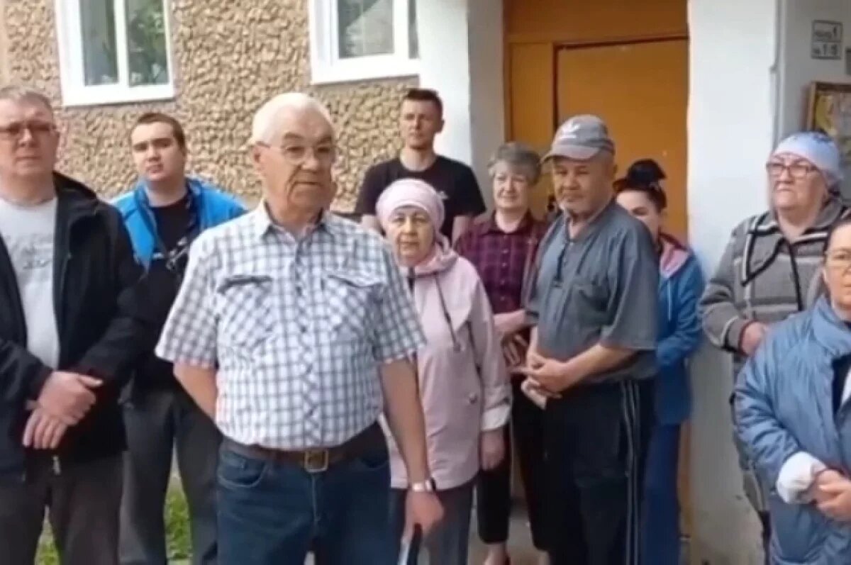    Жители дома обратились за помощью к главе СКР Александру Бастрыкину.