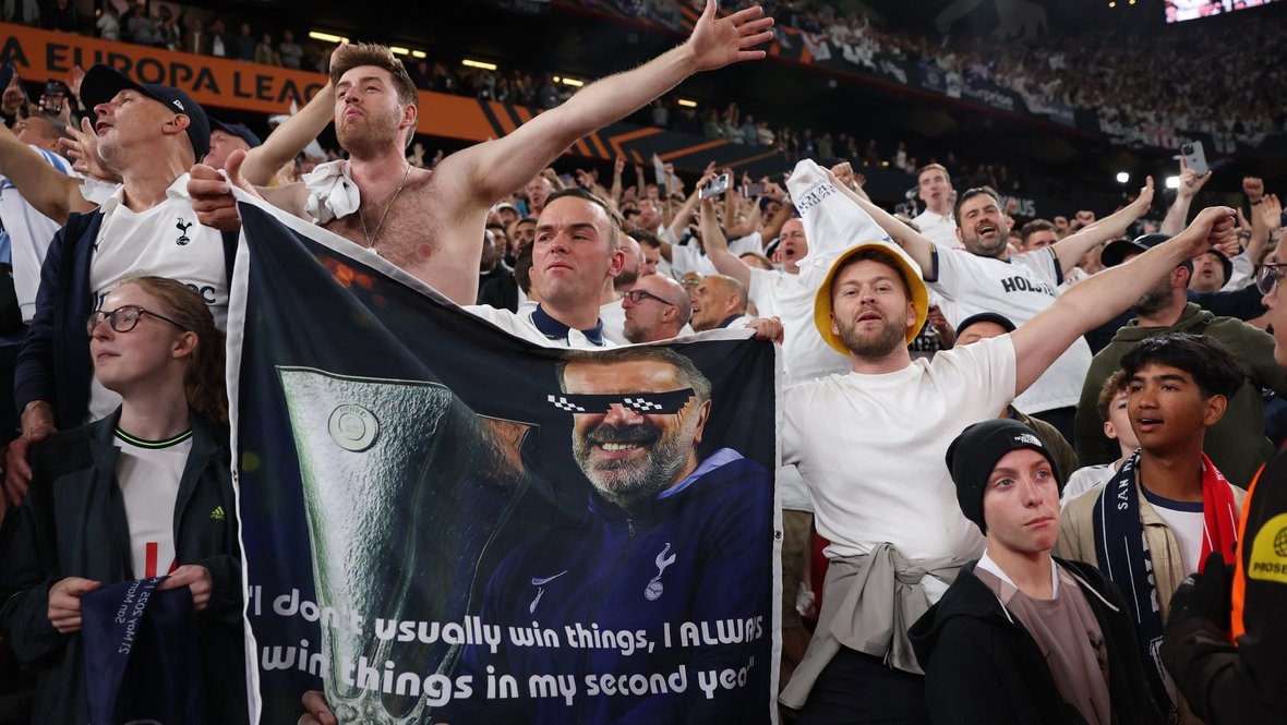    Фанаты «Тоттенхэма» принесли на матч плакат со словами главного тренера Энджа Постекоглу «Обычно на второй сезон я беру трофеи». Reuters
