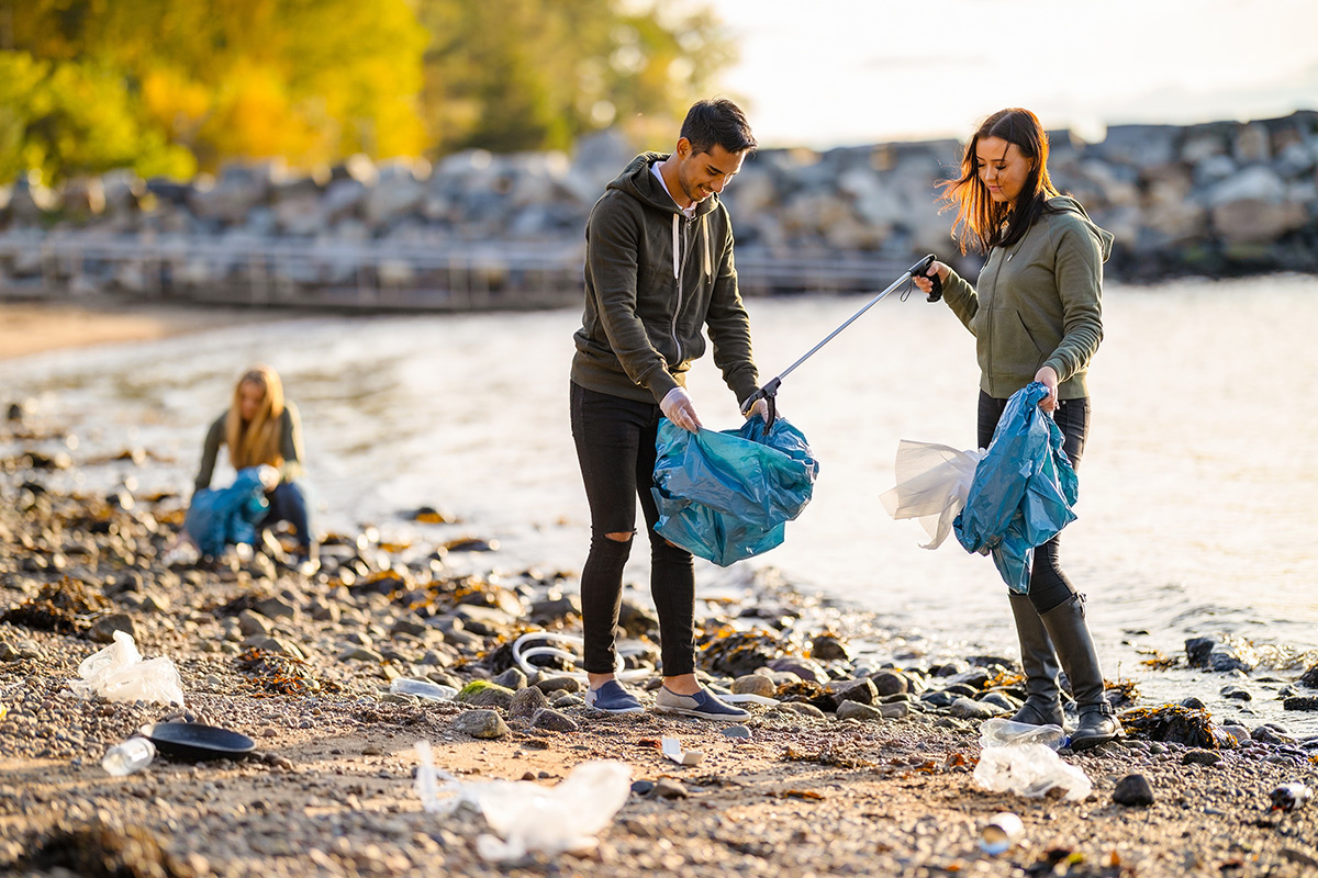    Каждый может совершить небольшой альтруистический поступок: например, собраться с друзьями и очистить берег местного водоема от мусора. Источник: Shutterstock