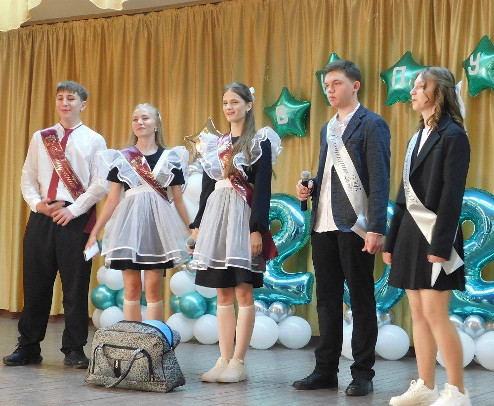    Последний звонок для 9 классов в школе №3 Линево. Фото Анны Зубаревой