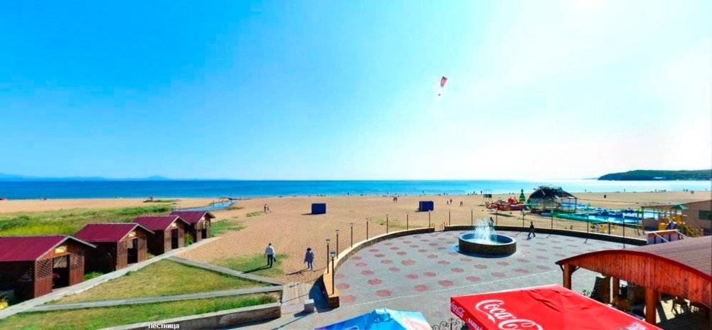 Пляж, где произошло преступление. Справа — кафе, где работает девушка. Фото: vl.ru.