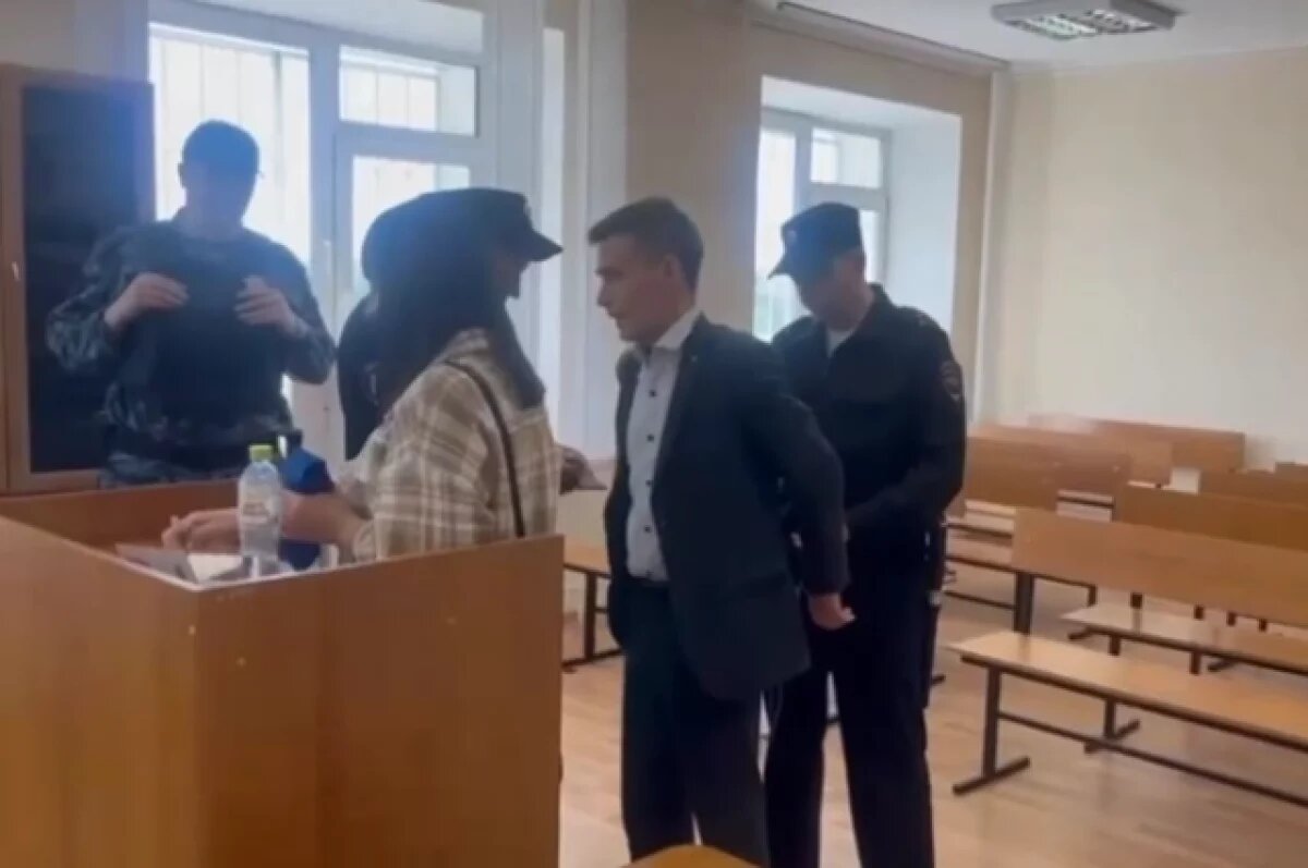    Во время слушаний в суде.