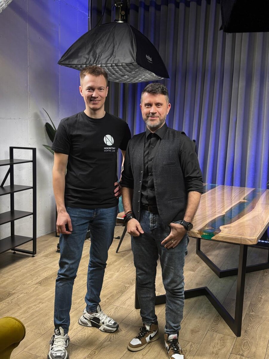 Андрей  и Аркадий создали вдохновляющее интервью. Андрей рассказывал о трудностях, с которыми ему пришлось столкнуться: слегка улыбаясь, оглядываясь на путь с вершины.

