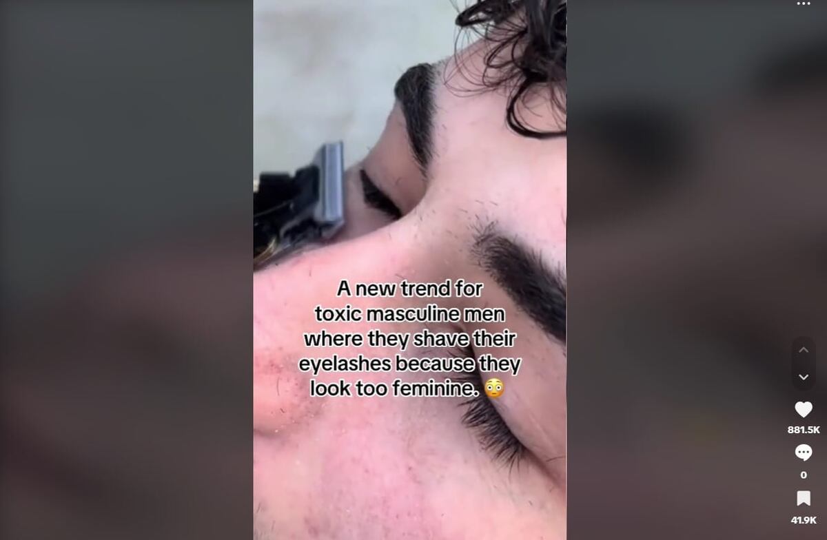    Скриншот видео, где парню сбривают ресницы