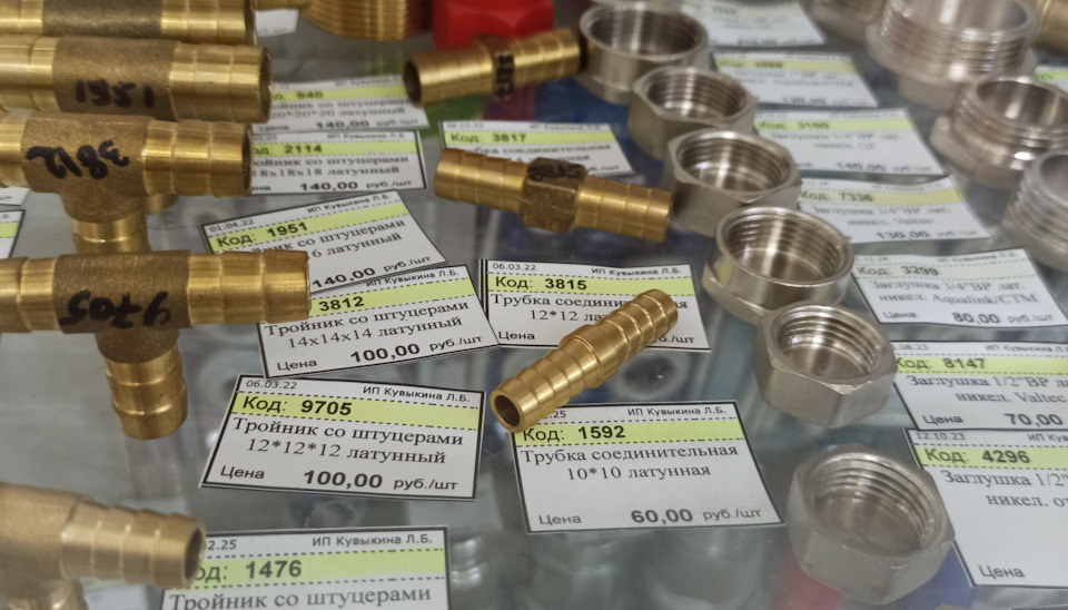 Соединительная трубка на 10 в шланг обратки села просто идеально и без хомутов не вылетала