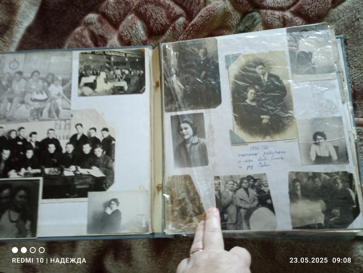  Справа в центре свадебное фото моих бабушки и дедушки. Ещё правее моя мама