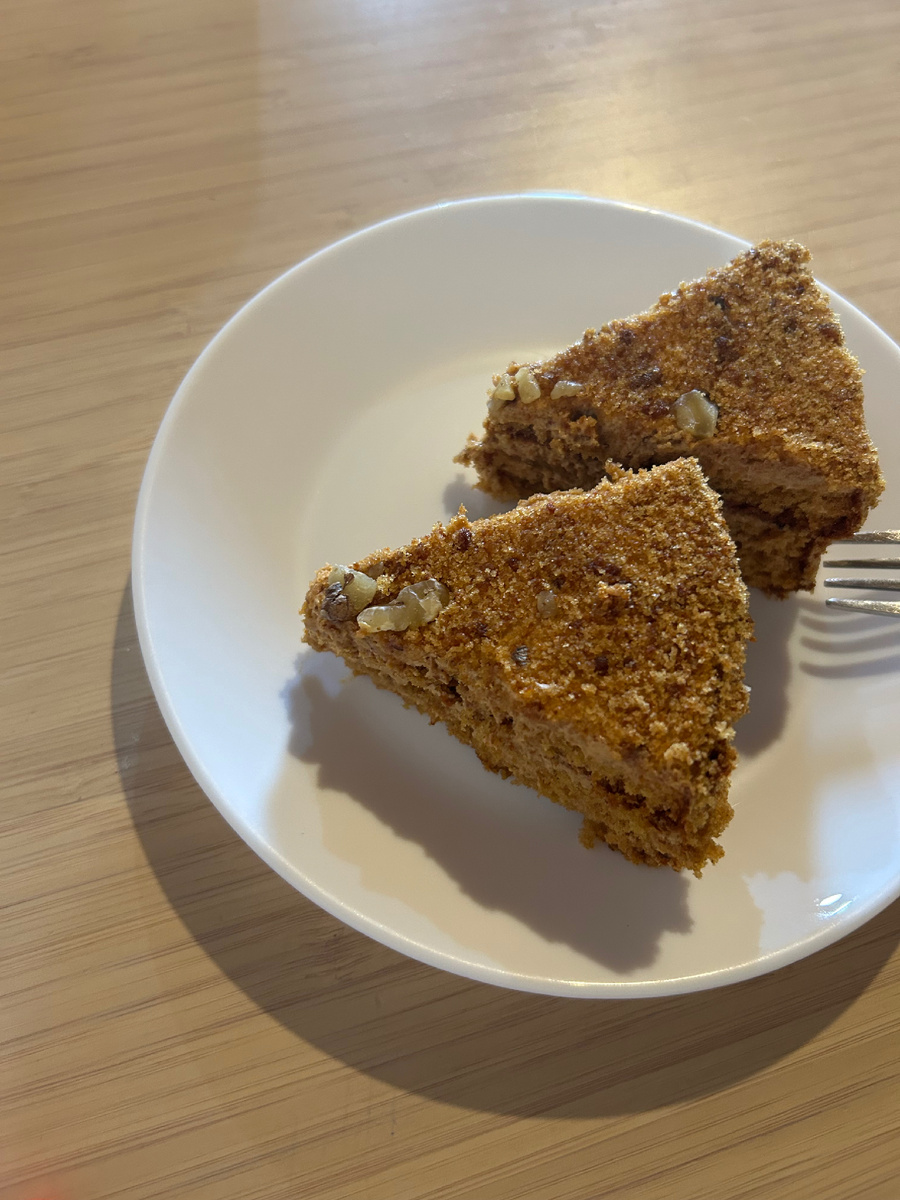 Вот еще так я по родине скучала, в русский магазин завезли медовики (фото автора)