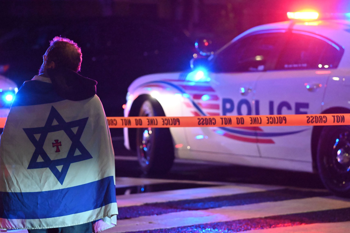    ФБР и полиция Вашингтона на месте происшествия, где были застрелены два израильских сотрудника, 21 мая 2025 года