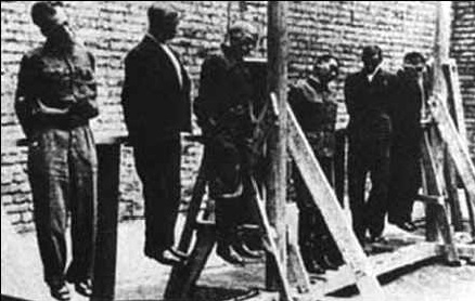 А. А. Власов (третий справа) на виселице.