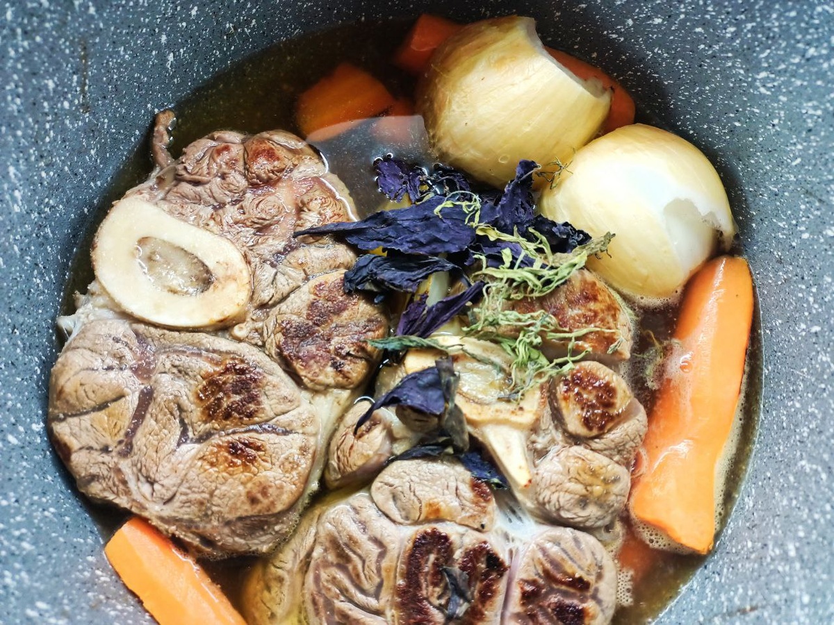 Я обычно прокаливаю ингредиенты в той же посуде, в которой потом планирую варить суп. По достижении корочки уменьшаю огонь и заливаю воду; перед тем как варить непосредственно суп, фильтрую бульон, удаляя из него все, что потеряло свой «товарный вид»