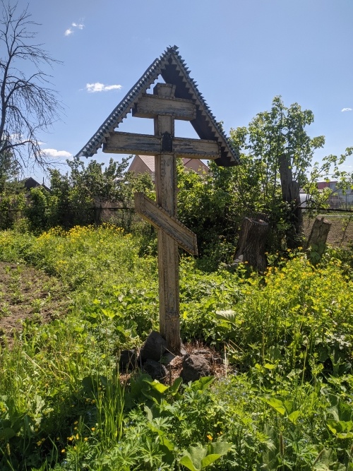 Крест на месте утраченной деревянной старообрядческой церкви Трёх святителей Московских. Фото 2 июня 20025 год.