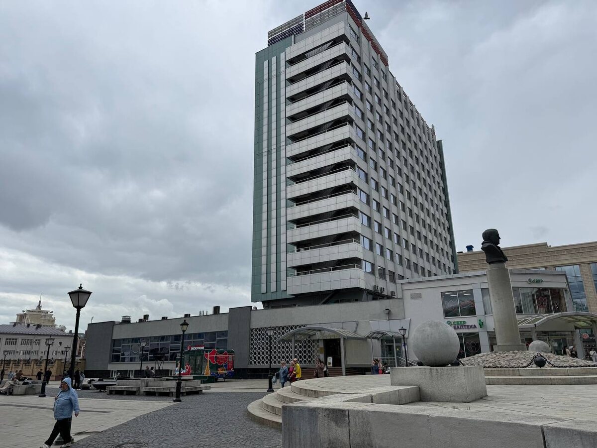 Недалеко наш отель,  местные, узнали локацию? 