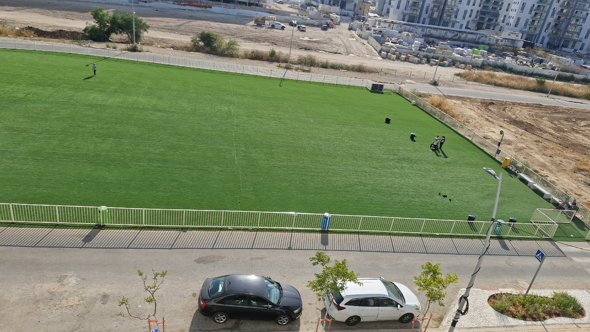 Это вид из моего окна. Только сегодня заметила, что там есть маленькие деревца и клумба)))